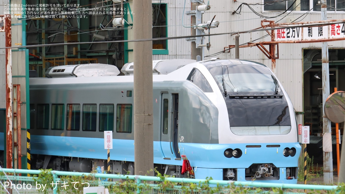 JR東】E653系U102編成(水色)の先頭車が外へ |2nd-train鉄道ニュース