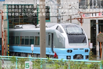 【JR東】E653系U102編成(水色)の先頭車が外へ