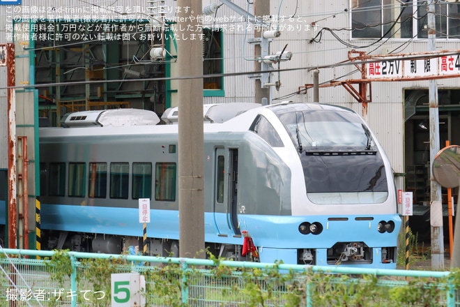 【JR東】E653系U102編成(水色)の先頭車が外へを秋田総合車両センター付近で撮影した写真
