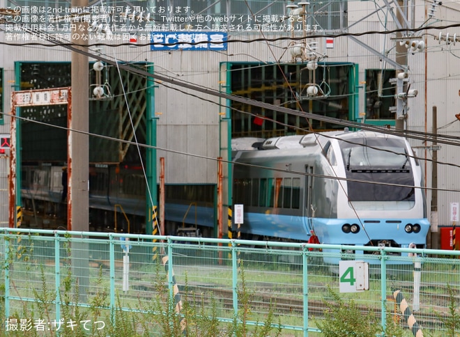 【JR東】E653系U102編成(水色)の先頭車が外へを秋田総合車両センター付近で撮影した写真