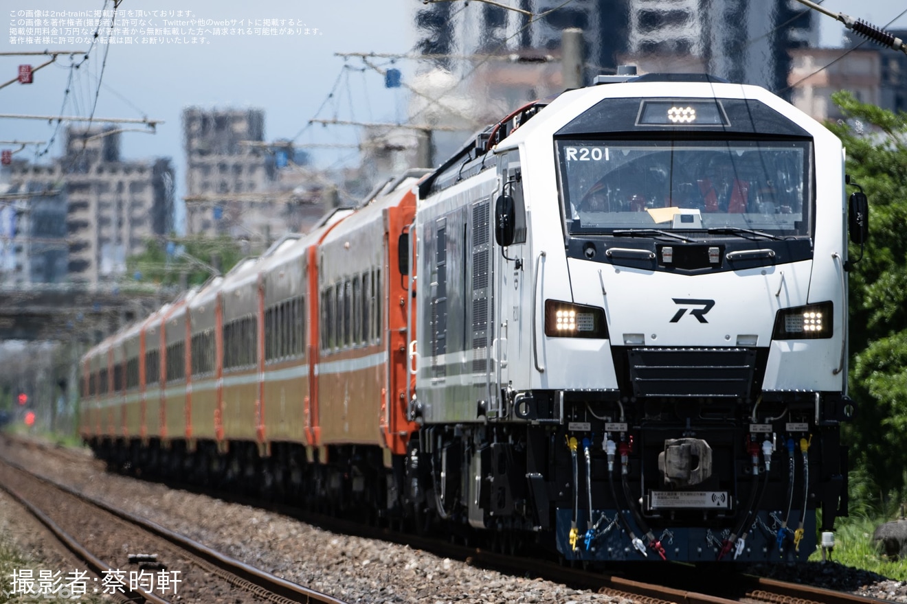 【台鐵】R200型R201牽引で莒光号客車11両を牽引する試運転の拡大写真