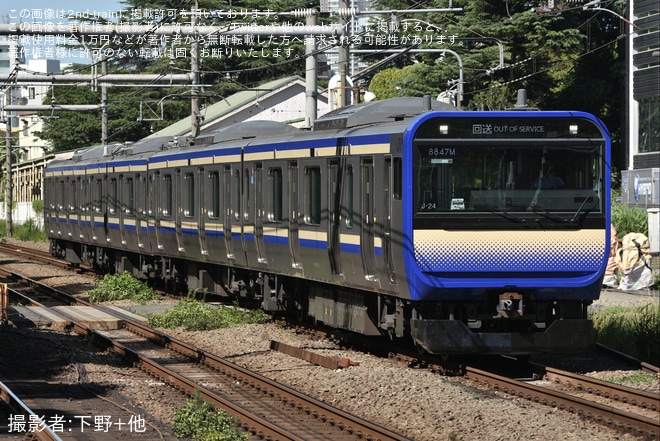 【JR東】東京総合車両センター夏休みフェア開催に伴う E235系回送を原宿駅で撮影した写真