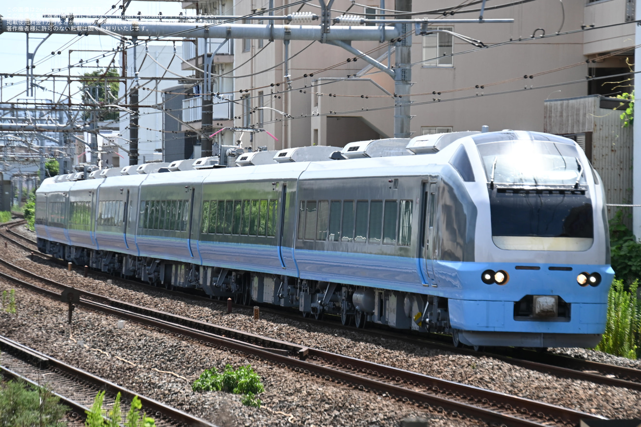 【JR東】水色となったE653系U102編成が秋田総合車両センター出場の拡大写真