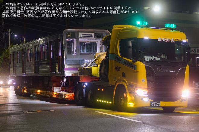 【大阪メトロ】22系22655Fが廃車のため緑木検車場から陸送を緑木車両工場前で撮影した写真