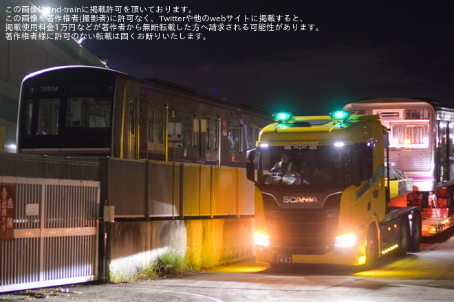 【大阪メトロ】22系22655Fが廃車のため緑木検車場から陸送を緑木車両工場前で撮影した写真
