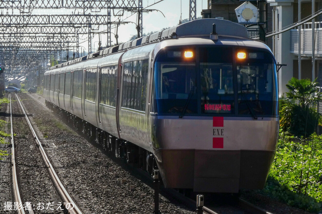 【小田急】30000形30057F+30257F(30057×4+30257×6)特別団体専用列車の拡大写真