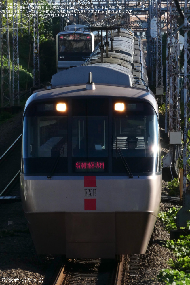 【小田急】30000形30057F+30257F(30057×4+30257×6)特別団体専用列車を東海大学前駅で撮影した写真