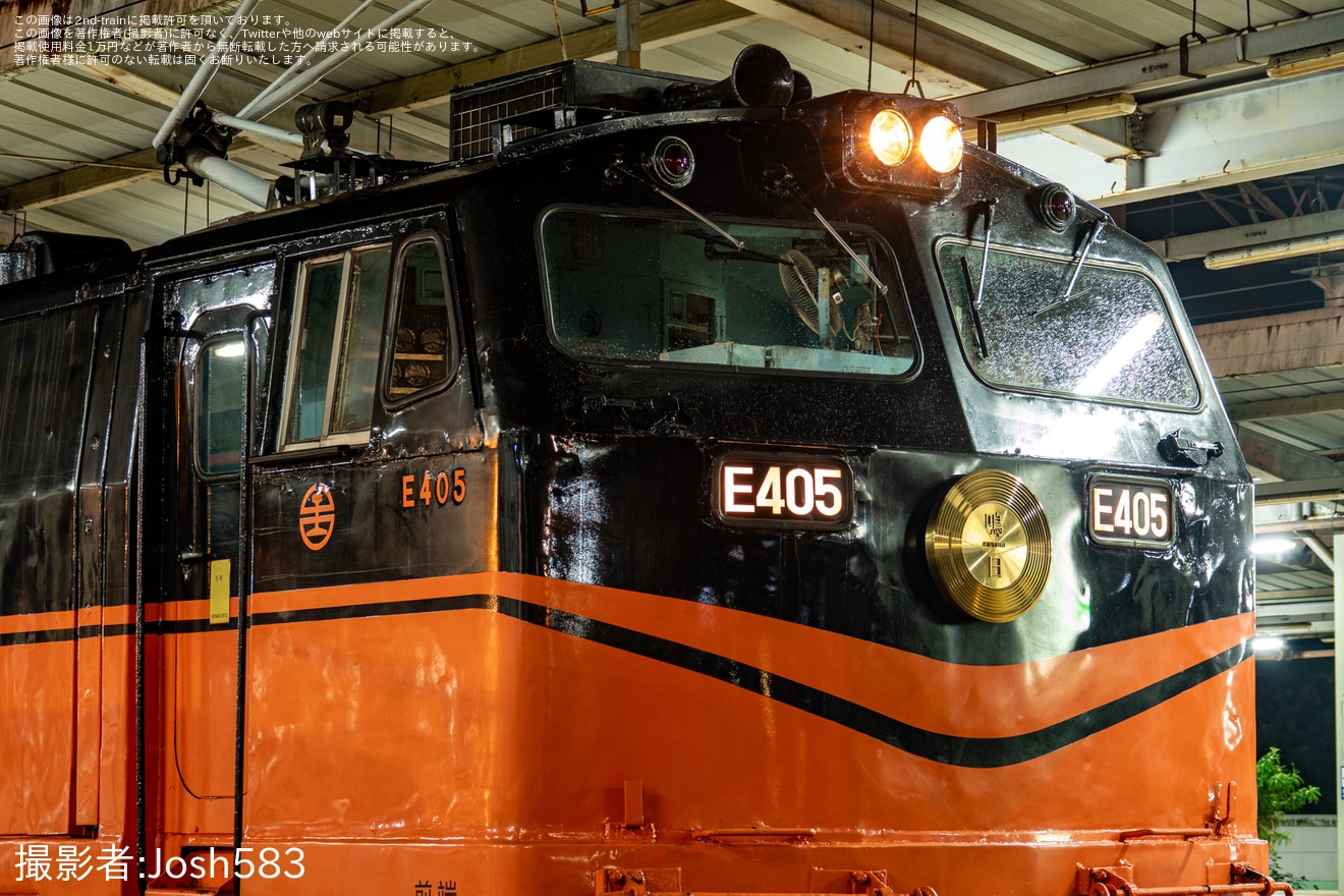 【台鐵】E405+E239+E238+E237牽引の鳴日号客車5両回送の拡大写真