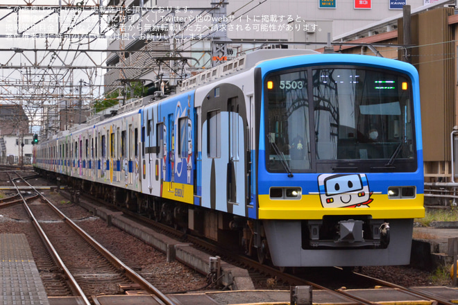 【泉北】「せんぼくん」 「和泉こうみ」の新ラッピング列車が運行開始を堺東駅で撮影した写真
