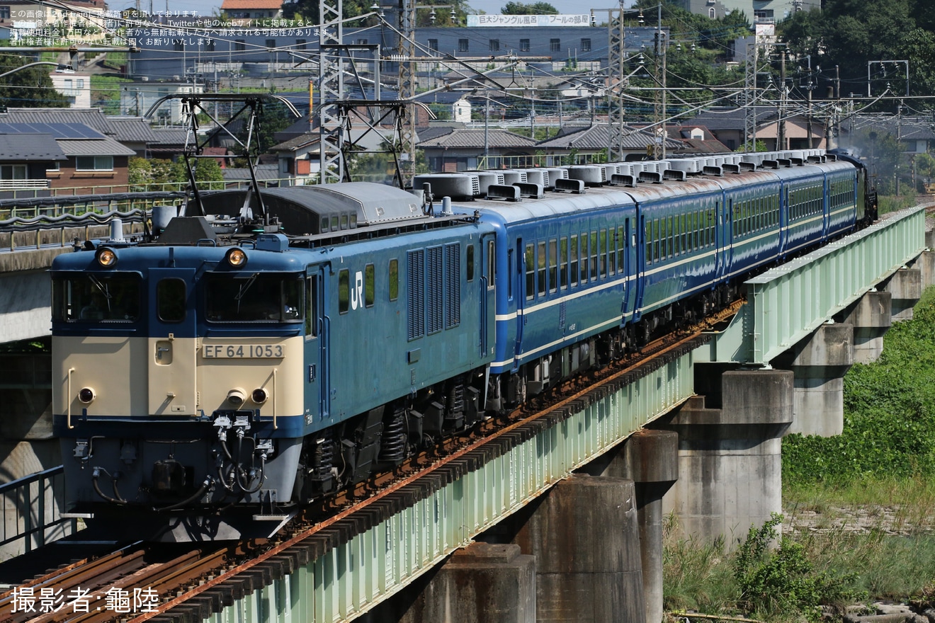【JR東】EF64−1053＋12系5両＋C61−20横川まで試運転の拡大写真