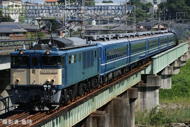 【JR東】EF64−1053＋12系5両＋C61−20横川まで試運転を群馬八幡～安中間で撮影した写真