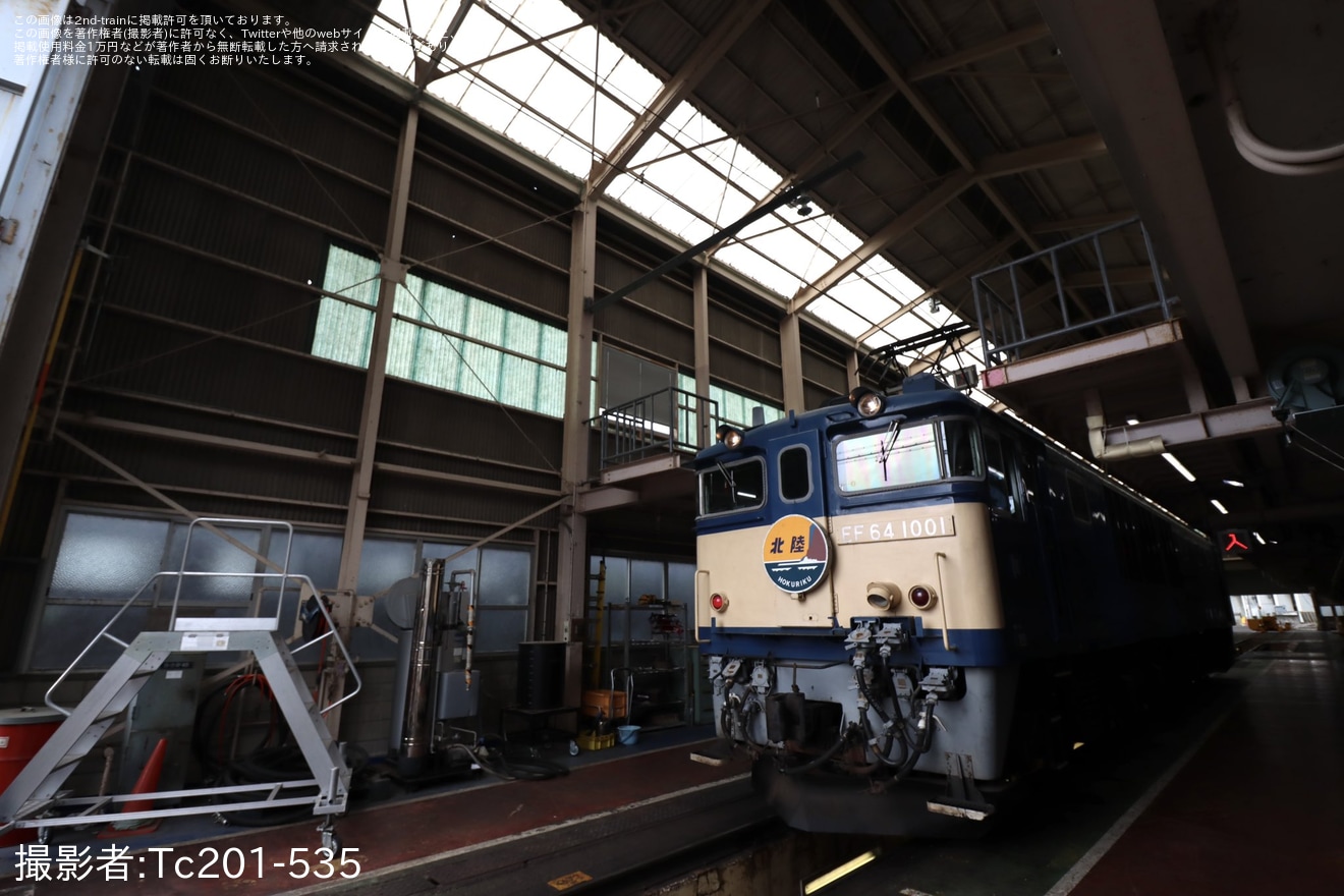 【JR東】「EF64形電気機関車ヘッドマーク装着撮影会 検修庫編」開催(EF64-1001)の拡大写真