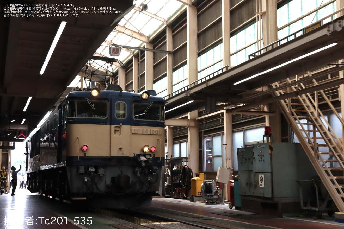 【JR東】「EF64形電気機関車ヘッドマーク装着撮影会 検修庫編」開催(EF64-1001)の拡大写真