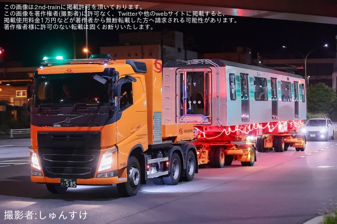 【横市交】10000形(10101F) 中間車増結用2両陸送を不明で撮影した写真
