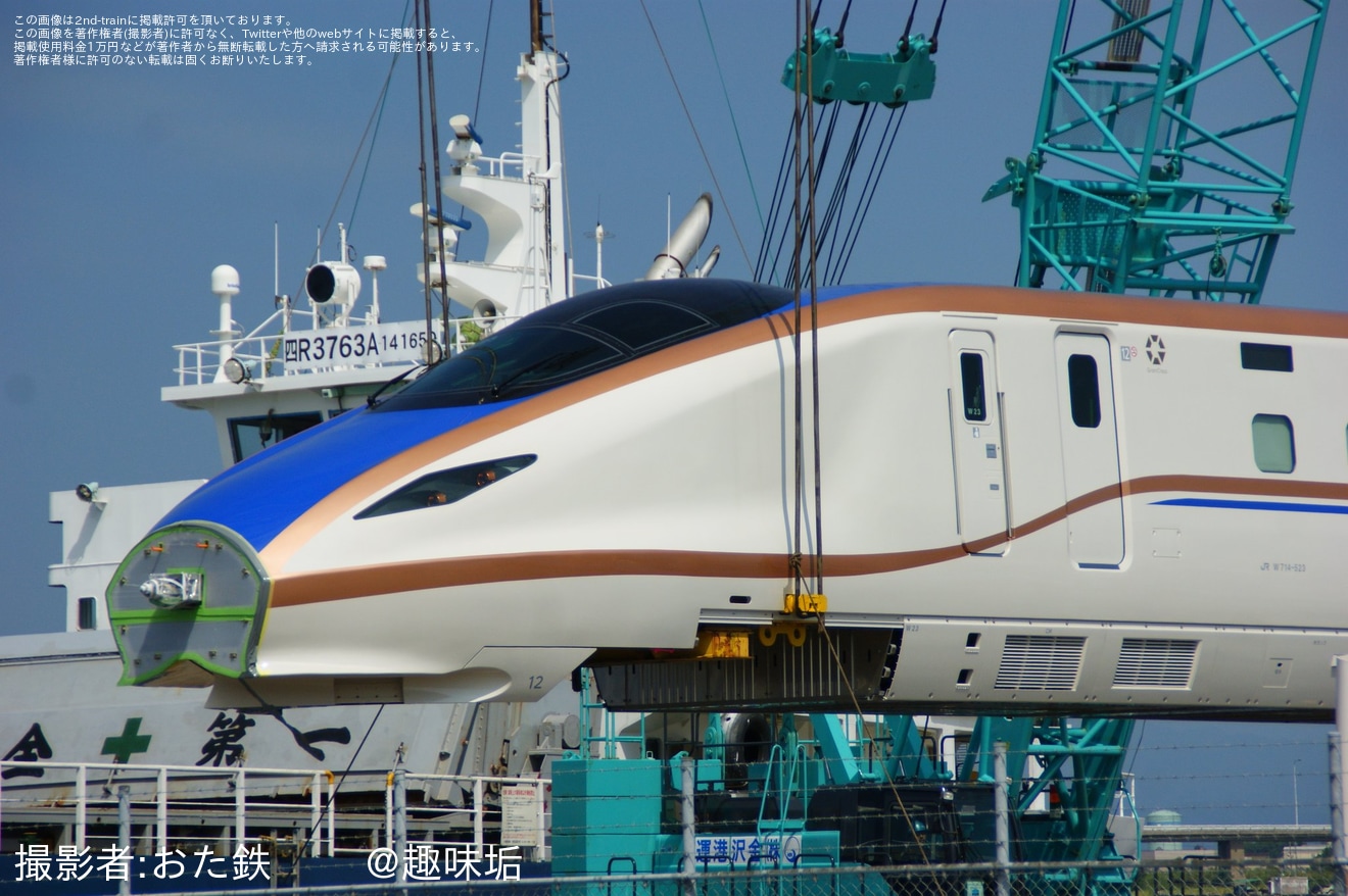 【JR西】W7系W23編成金沢港で陸揚げの拡大写真