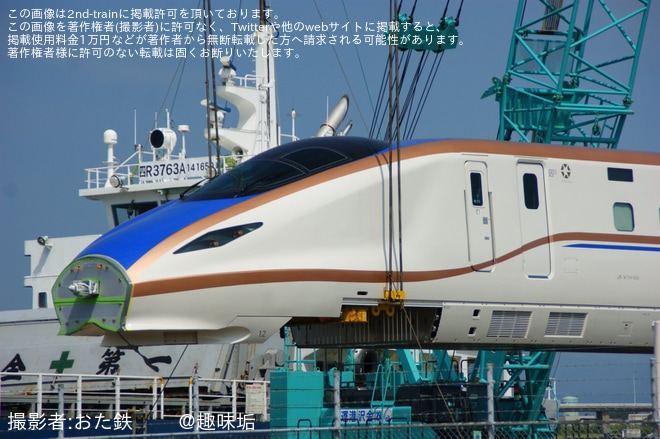 【JR西】W7系W23編成金沢港で陸揚げを不明で撮影した写真