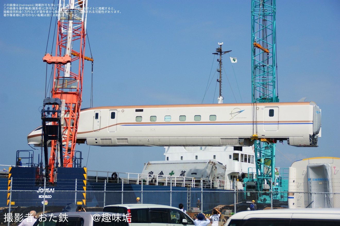 【JR西】W7系W23編成金沢港で陸揚げの拡大写真