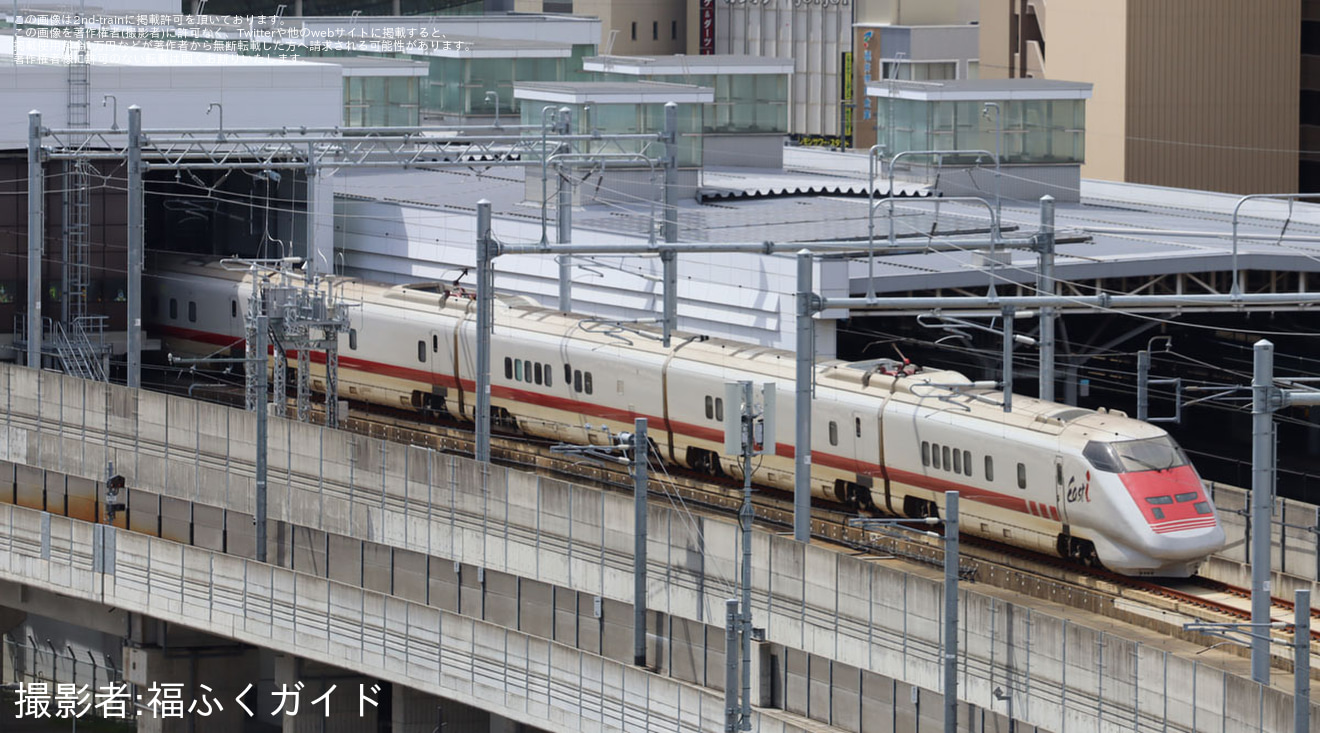 【JR西】福井駅へE926形S51編成(East i)が入線の拡大写真