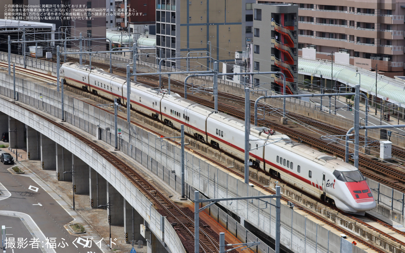 【JR西】福井駅へE926形S51編成(East i)が入線の拡大写真