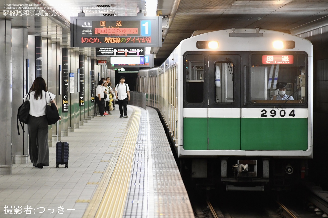 【大阪メトロ】20系2604F緑木検車場へ回送の拡大写真