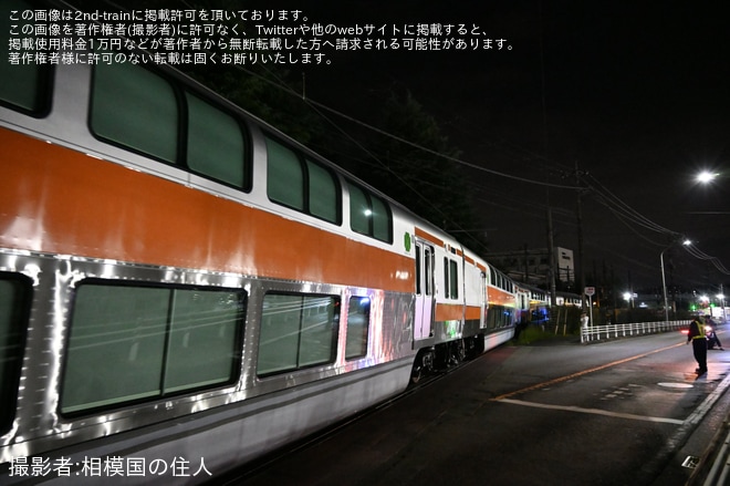 【JR東】E233系0番台グリーン車サロE232-3/4、サロE233-3/4 J-TREC横浜事業所出場を不明で撮影した写真