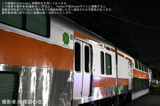 【JR東】E233系0番台グリーン車サロE232-3/4、サロE233-3/4 J-TREC横浜事業所出場を不明で撮影した写真