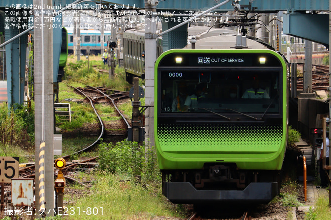 【JR東】E235系トウ13編成 東京総合車両センター出場を大崎駅で撮影した写真