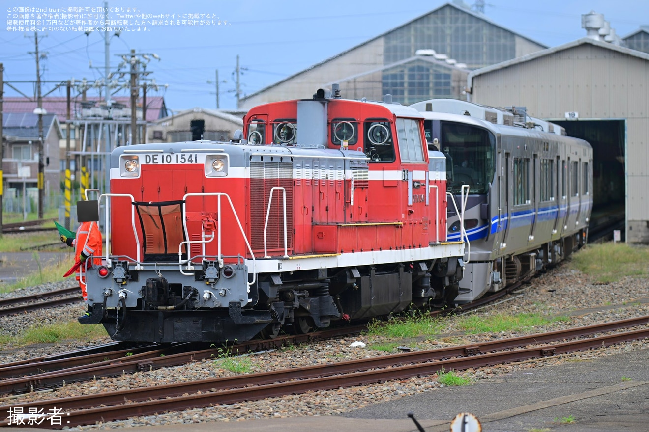 【JR西】521系J06編成が金沢総合車両所本所出場試運転の拡大写真