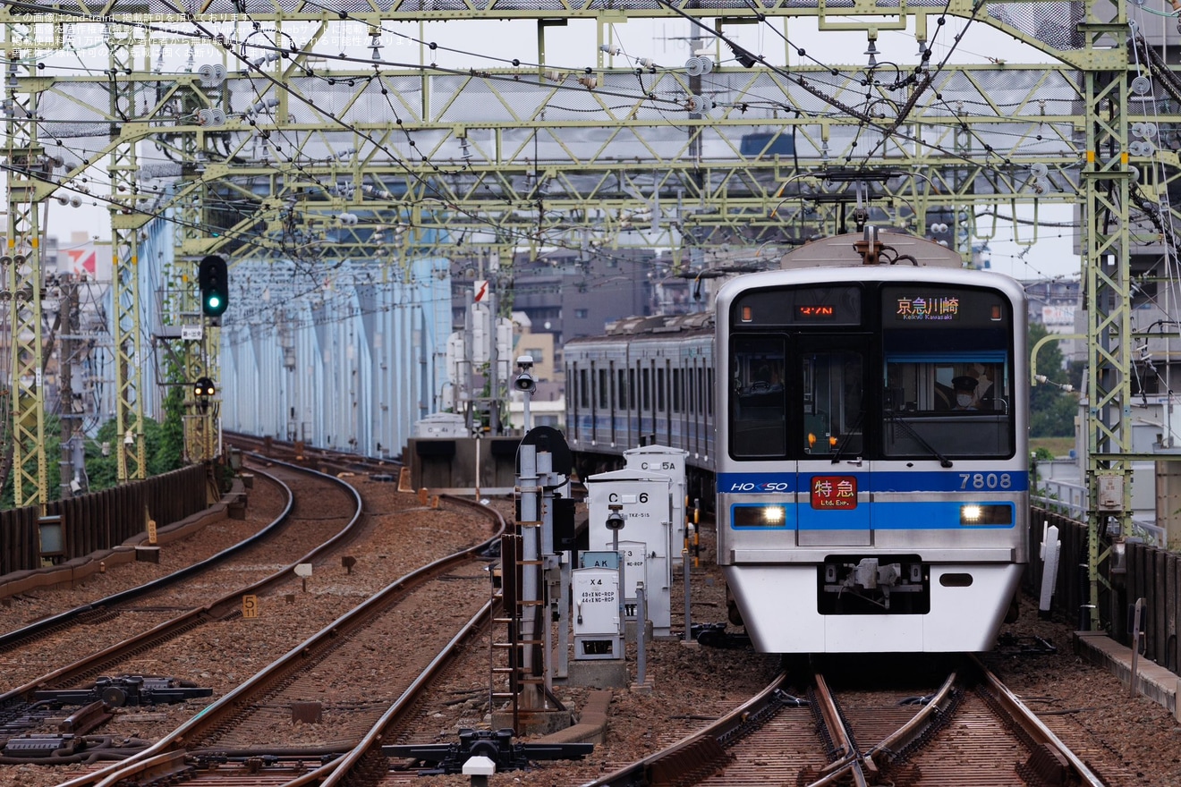 【京急】京急線内の人身事故によるダイヤ乱れの影響により、京成車・北総車が京急川崎以南へ入線の拡大写真