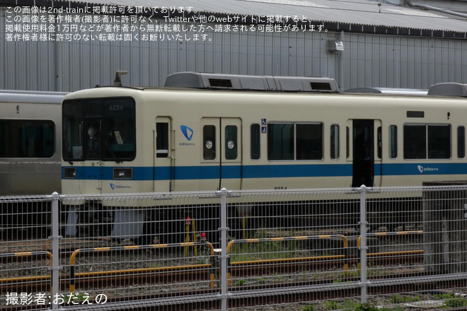 【小田急】8000形8254F(8254×6)廃車に伴うクーラー・部品撤去を大野総合車両所で撮影した写真