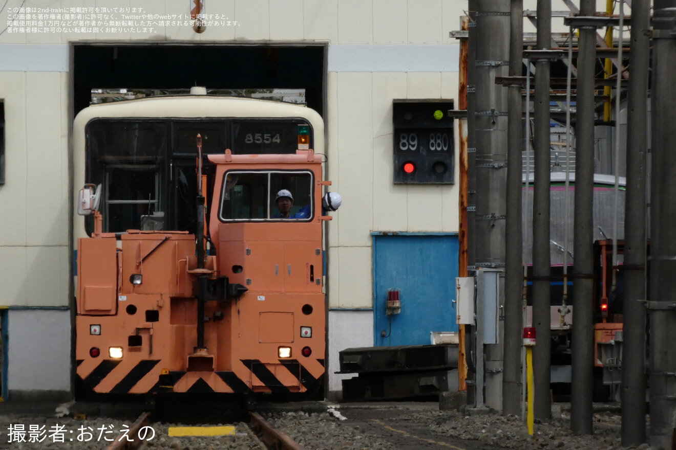 【小田急】8000形8254F(8254×6)廃車に伴うクーラー・部品撤去の拡大写真