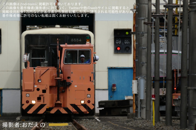 【小田急】8000形8254F(8254×6)廃車に伴うクーラー・部品撤去を大野総合車両所で撮影した写真