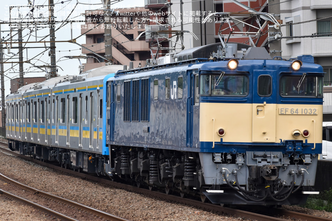 【JR東】E131系1000番台T1編成 J-TREC新津事業所出場 配給輸送を新座駅で撮影した写真