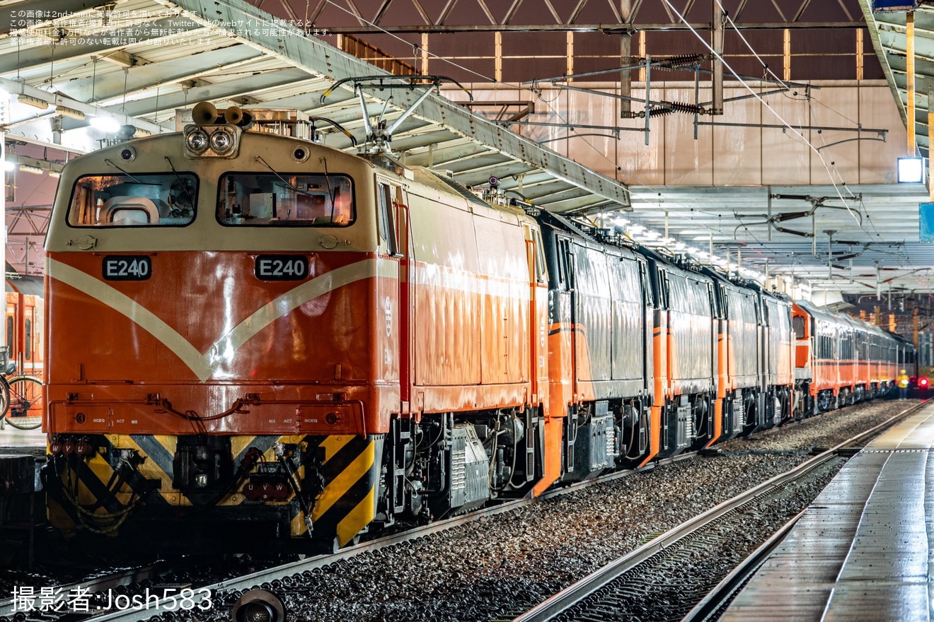 【台鐵】鳴日号客車が機関車6両と連結し回送の拡大写真