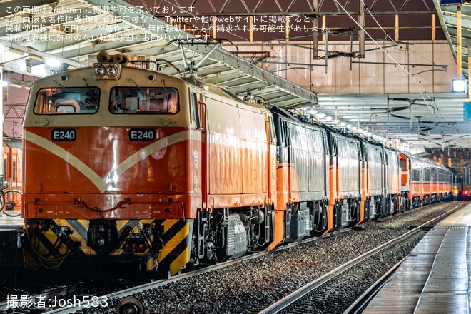 【台鐵】鳴日号客車が機関車6両と連結し回送を七堵駅で撮影した写真