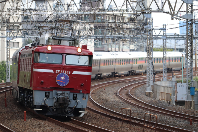 【JR東】EF81-139牽引 青森行きカシオペア紀行運転(20231007)を川口駅で撮影した写真