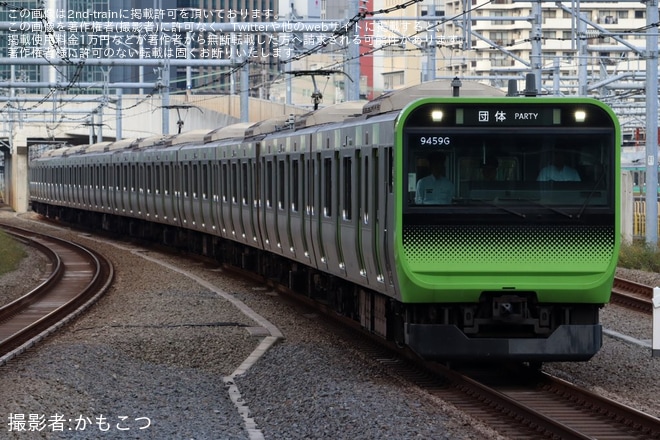 【JR東】団体臨時列車「LE VELVETS15周年記念号」が山手線外回りで運転を高輪ゲートウェイ駅で撮影した写真