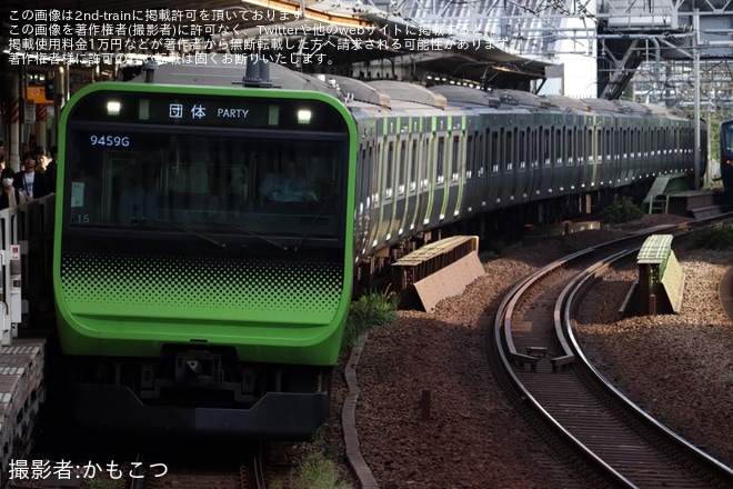 【JR東】団体臨時列車「LE VELVETS15周年記念号」が山手線外回りで運転を五反田駅で撮影した写真