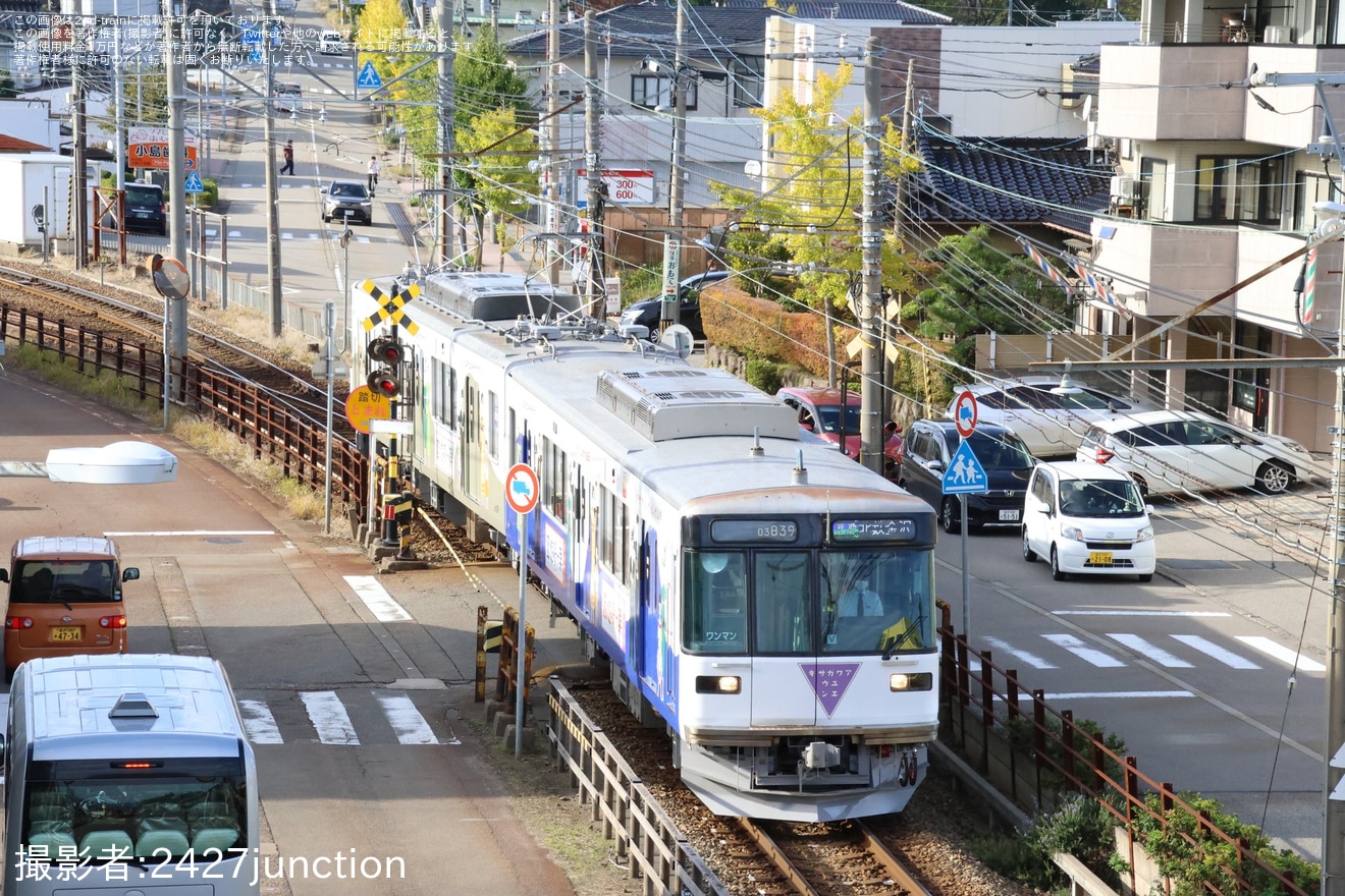 【北鉄】03系03-139Fへ「ラッピング電車デザインコンテスト」のグランプリ作品がラッピングの拡大写真