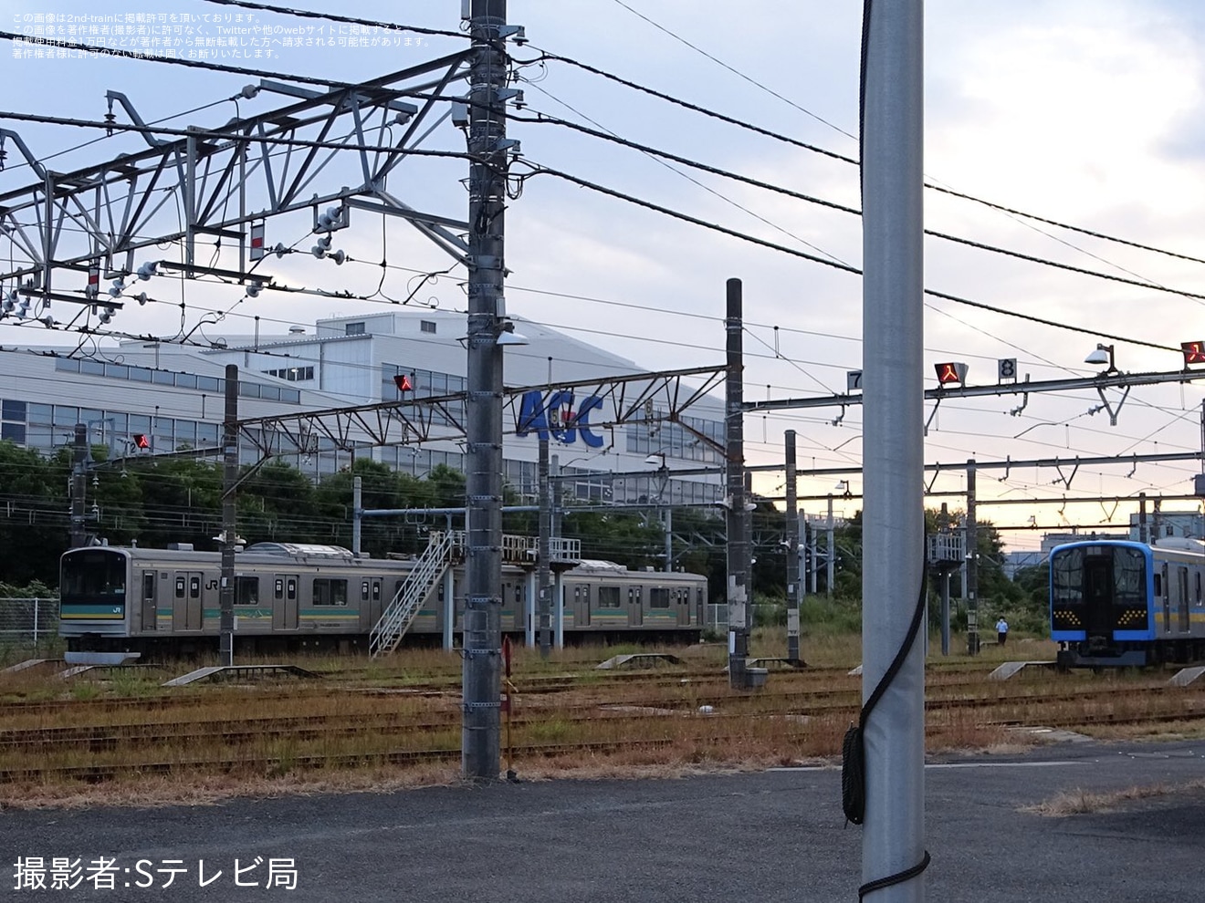 【JR東】E131系T2編成が鶴見線への拡大写真