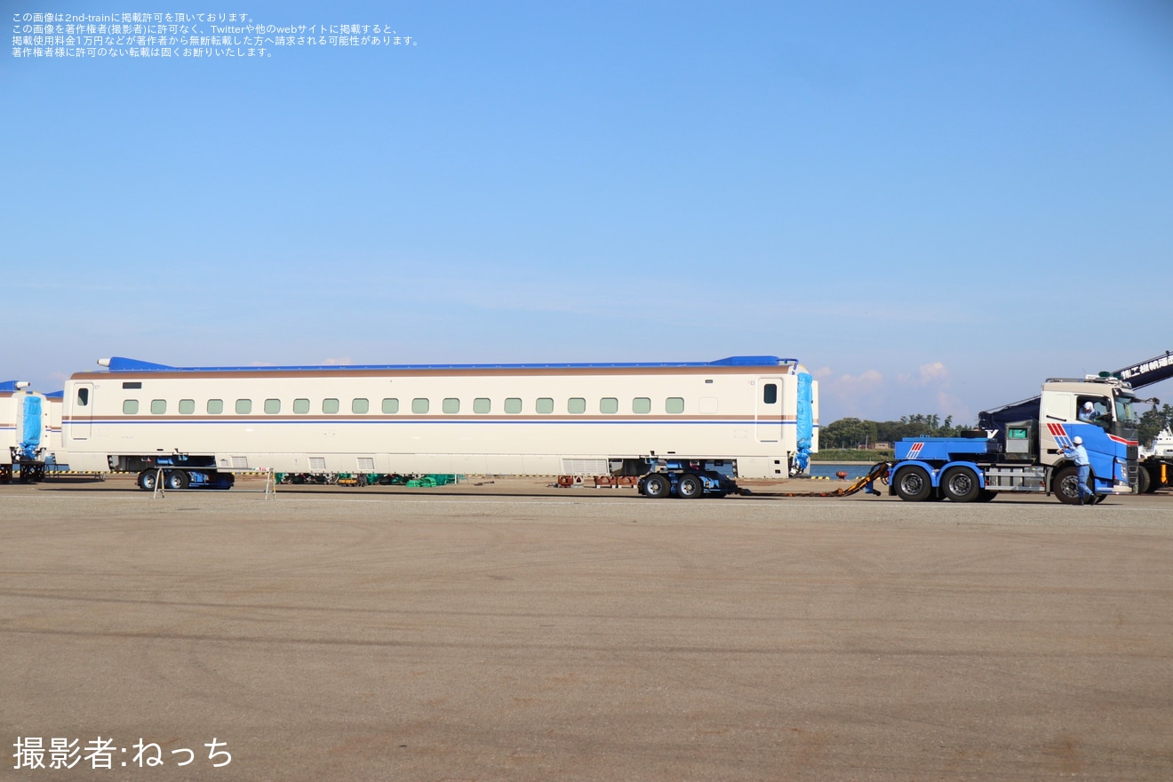 【JR西】W7系W15編成が陸揚げ後トレーラーへ積車の拡大写真