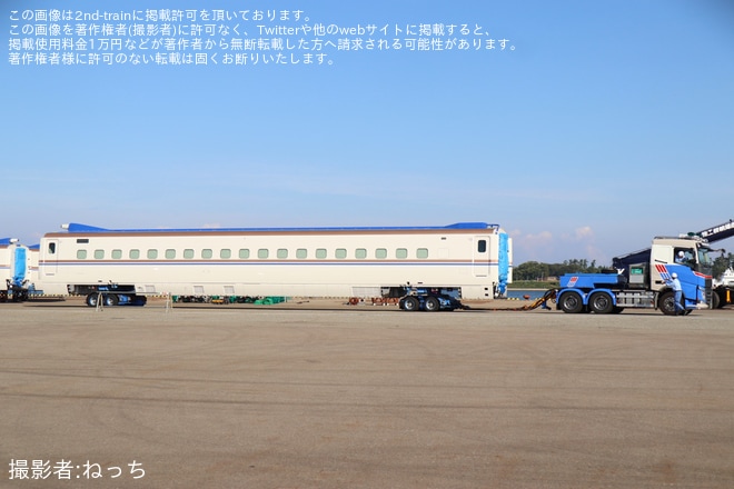 【JR西】W7系W15編成が陸揚げ後トレーラーへ積車を不明で撮影した写真