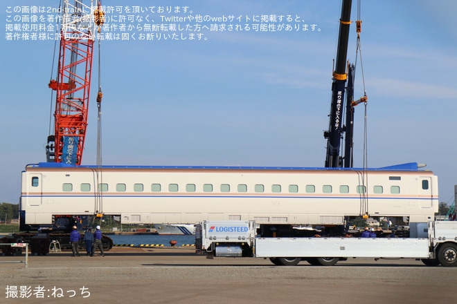【JR西】W7系W15編成が陸揚げ後トレーラーへ積車を不明で撮影した写真