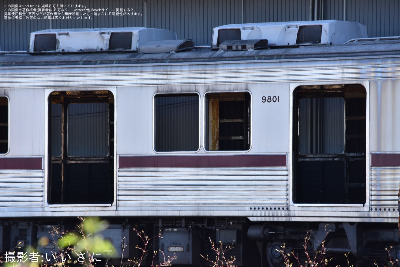 【東武】9000系9101Fが部品撤去中の拡大写真