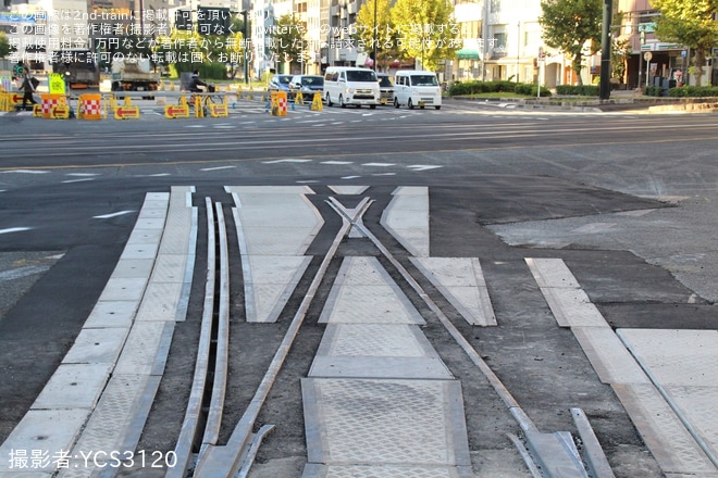 【広電】駅前大橋線の軌道ブロックが敷設開始を稲荷町交差点で撮影した写真