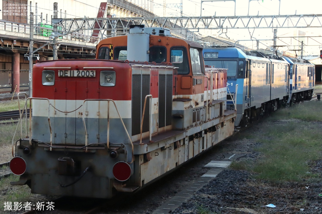 【JR貨】EH200-1、DE11-2003大宮車両所入場回送の拡大写真