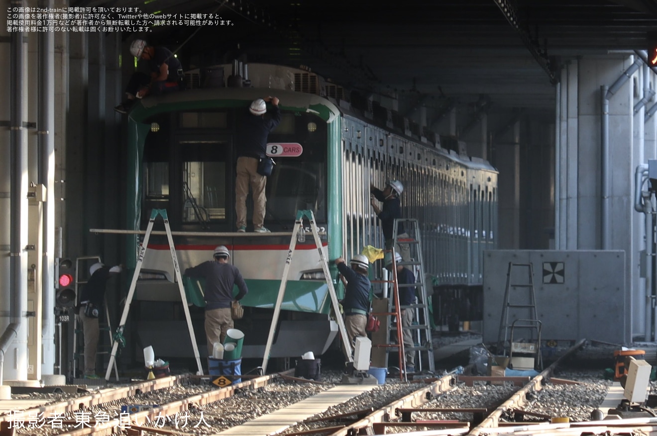 【東急】5000系5122F(旧5000系青ガエルラッピング)のラッピングが剥がされるの拡大写真