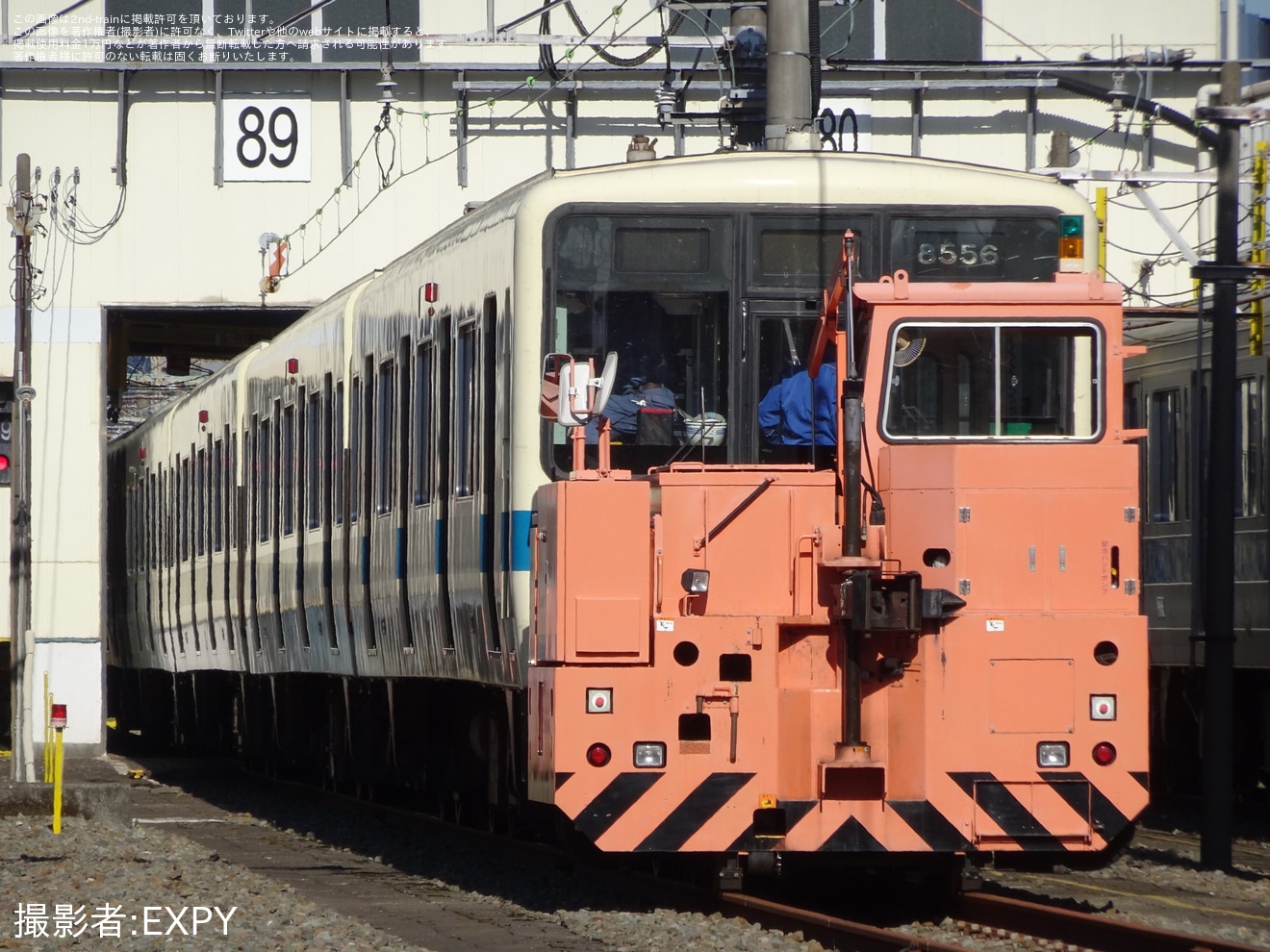 【小田急】8000形8256F(8256×6)廃車に伴うクーラー・部品撤去の拡大写真