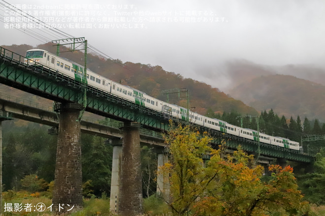 【JR東】特急「谷川岳もぐら・ループ」が185系で臨時運行(2023秋臨)を越後中里～土樽間で撮影した写真