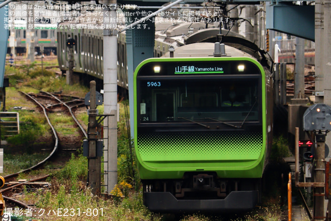 【JR東】E235系トウ24編成 東京総合車両センタ一入場を大崎駅で撮影した写真